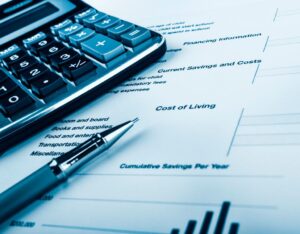 Calcolatrice e documento di pianificazione finanziaria per preventivi di ristrutturazione.