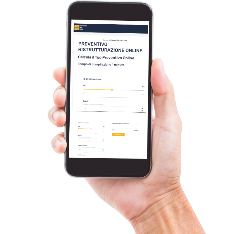 Mano che tiene uno smartphone mostrando un modulo per preventivo di ristrutturazione online con opzioni per specificare metri quadrati e numero di bagni.