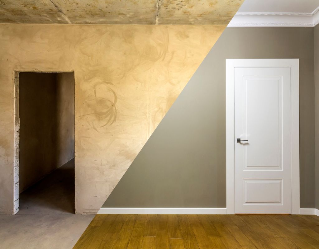 Contrasto tra una stanza non ristrutturata con pareti grezze e una ristrutturata con porta bianca e pareti grigie