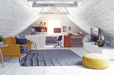 Loft mansardato luminoso con pareti bianche, divano giallo e decorazioni moderne